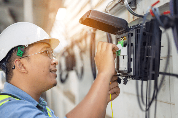 Un technicien Internet répare ou entretient une fibre optique